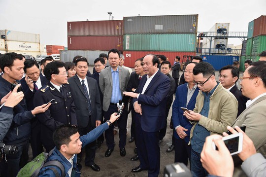 Hành doanh nghiệp rồi đổ lỗi cho nhau - Ảnh 1. Hành doanh nghiệp rồi đổ lỗi cho nhau - Ảnh 1.