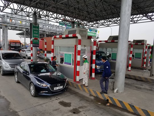 Ùn tắc ngày đầu hoạt động, trạm thu phí BOT Tiên Cựu phải xả trạm - Ảnh 2. Ùn tắc ngày đầu hoạt động, trạm thu phí BOT Tiên Cựu phải xả trạm - Ảnh 2.
