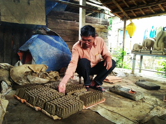 Người duy nhất giữ nghề nặn tượng Táo quân ở Hội An - Ảnh 1. Người duy nhất giữ nghề nặn tượng Táo quân ở Hội An - Ảnh 1.