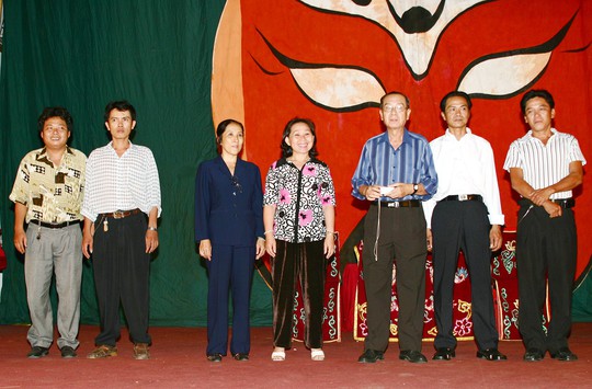 Vua hát bội kể chuyện nghệ sĩ sáng bán khoai, tối làm hoàng đế - Ảnh 5. Vua hát bội kể chuyện nghệ sĩ sáng bán khoai, tối làm hoàng đế - Ảnh 5.