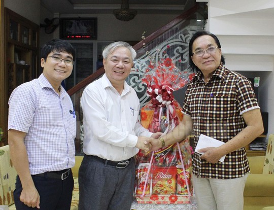 Lãnh đạo Thành ủy TP HCM thăm và chúc tết nghệ sĩ - Ảnh 4. Lãnh đạo Thành ủy TP HCM thăm và chúc tết nghệ sĩ - Ảnh 4.