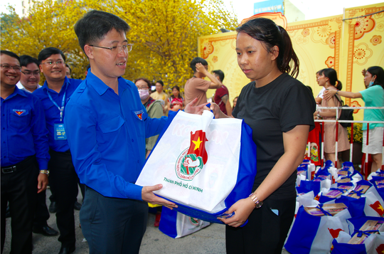 1.500 thanh niên công nhân về quê đón Tết - Ảnh 7. 1.500 thanh niên công nhân về quê đón Tết - Ảnh 7.