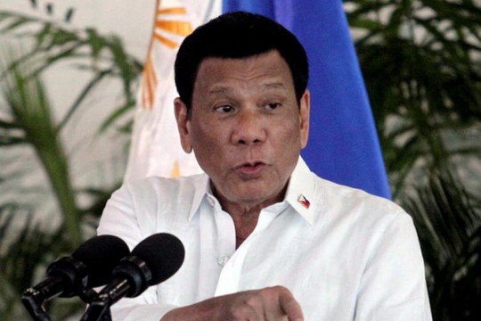Ông Duterte vừa dọa cắt cổ trùm ma túy, cựu thị trưởng bị giết - Ảnh 1.