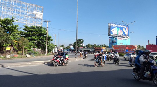 Thai phụ tử vong thương tâm dưới gầm xe tải ở ngã tư Bình Phước - Ảnh 2. Thai phụ tử vong thương tâm dưới gầm xe tải ở ngã tư Bình Phước - Ảnh 2.