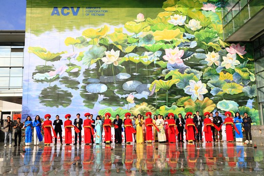 Check-in với tranh sen siêu đại tại sân bay Nội Bài - Ảnh 2.