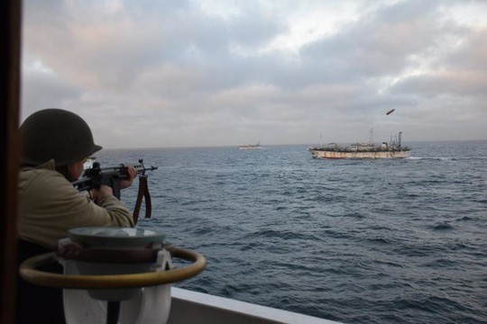 Quân đội Mỹ cảnh báo tàu cá Trung Quốc bắt nạt, đe dọa gây chiến - Ảnh 2.