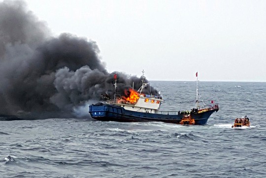 Quân đội Mỹ cảnh báo tàu cá Trung Quốc bắt nạt, đe dọa gây chiến - Ảnh 4.