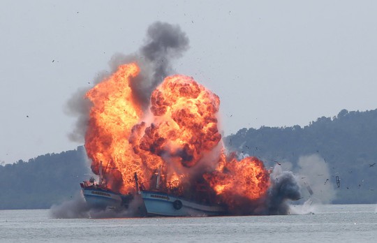 Quân đội Mỹ cảnh báo tàu cá Trung Quốc bắt nạt, đe dọa gây chiến - Ảnh 3.