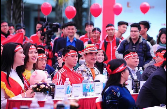 Hoa hậu Trần Tiểu Vy hồi hộp trong lần đầu hiến máu - Ảnh 28.