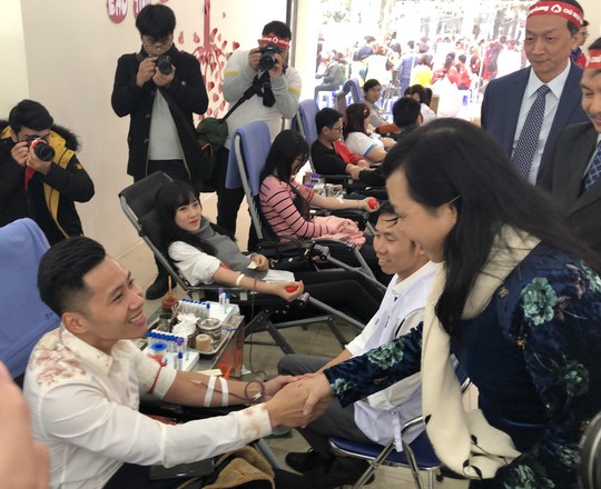 Hoa hậu Trần Tiểu Vy hồi hộp trong lần đầu hiến máu - Ảnh 14.