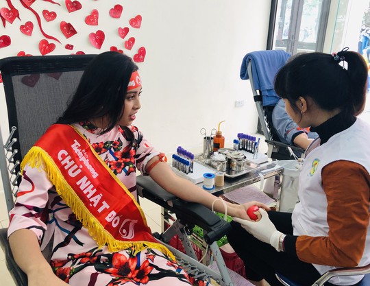 Hoa hậu Trần Tiểu Vy hồi hộp trong lần đầu hiến máu - Ảnh 4.