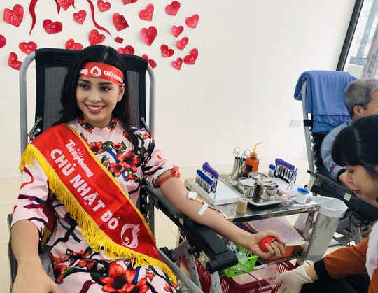 Hoa hậu Trần Tiểu Vy hồi hộp trong lần đầu hiến máu - Ảnh 6.