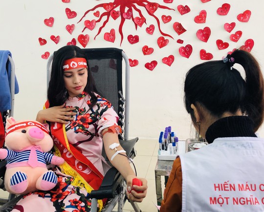 Hoa hậu Trần Tiểu Vy hồi hộp trong lần đầu hiến máu - Ảnh 7.