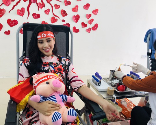 Hoa hậu Trần Tiểu Vy hồi hộp trong lần đầu hiến máu - Ảnh 10.