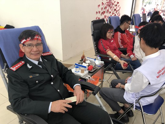 Hoa hậu Trần Tiểu Vy hồi hộp trong lần đầu hiến máu - Ảnh 18.