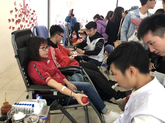 Hoa hậu Trần Tiểu Vy hồi hộp trong lần đầu hiến máu - Ảnh 19.