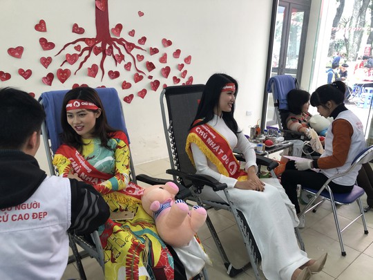 Hoa hậu Trần Tiểu Vy hồi hộp trong lần đầu hiến máu - Ảnh 13.