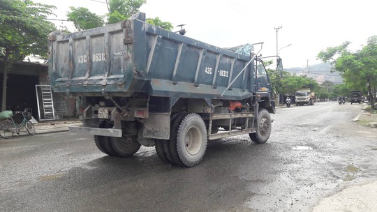 Đà Nẵng: Người dân chặn xe tải chở đất, đá để phản đối ô nhiễm - Ảnh 1.