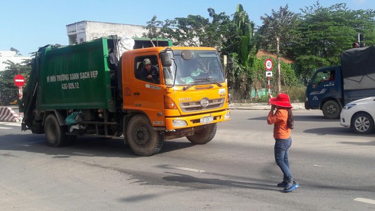 Đà Nẵng: Hết chặn xe tải, người dân lại chặn xe chở rác để phản đối ô nhiễm - Ảnh 1.