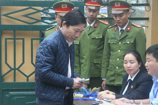 Bất ngờ hoãn tòa xử bác sĩ Hoàng Công Lương, cựu giám đốc BV Hòa Bình Trương Quý Dương - Ảnh 3.