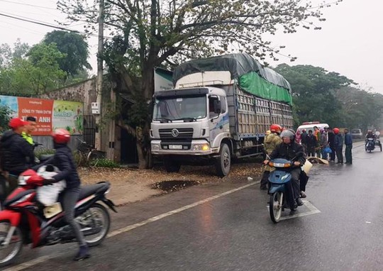 Tông vào xe tải đỗ bên đường lúc mưa phùn, người phụ nữ đi xe máy tử vong - Ảnh 1.