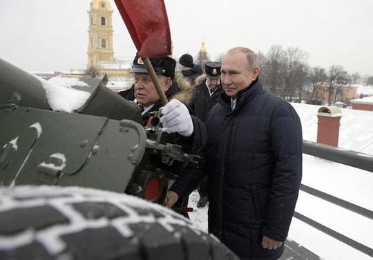 Cận cảnh Tổng Thống Putin đích thân khai hỏa đại bác - Ảnh 1.