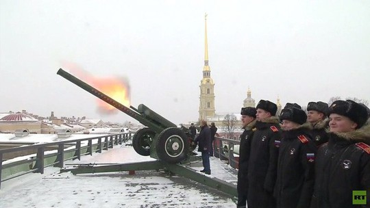 Cận cảnh Tổng Thống Putin đích thân khai hỏa đại bác - Ảnh 2.
