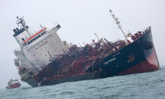 Hồng Kông: Tàu chở dầu Việt Nam bốc cháy khi sắp tiếp liệu - Ảnh 2.