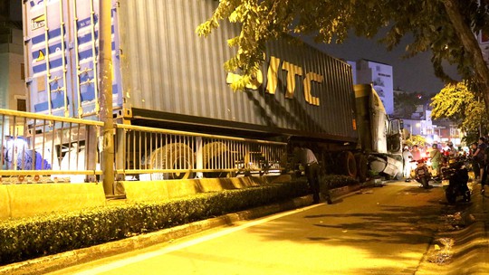 Video: Hiện trường xe container gây tai nạn nghiêm trọng ở trung tâm TP HCM - Ảnh 5.