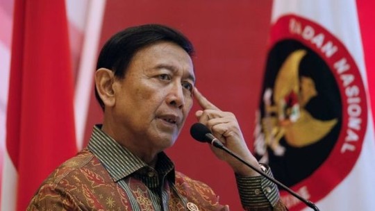Bộ trưởng An ninh Indonesia bị nghi phạm IS đâm suýt chết - Ảnh 1.