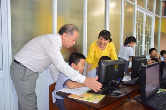 Chủ tịch tỉnh Thừa Thiên- Huế bất ngờ vào dự giờ lớp học - Ảnh 3.
