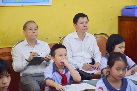 Chủ tịch tỉnh Thừa Thiên- Huế bất ngờ vào dự giờ lớp học - Ảnh 1.
