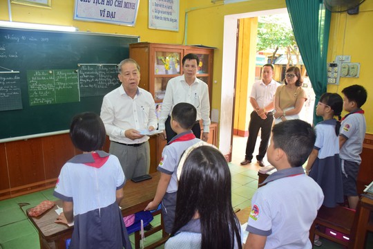 Chủ tịch tỉnh Thừa Thiên- Huế bất ngờ vào dự giờ lớp học - Ảnh 4.