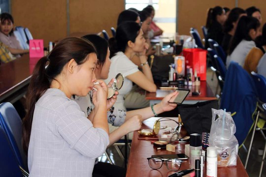 CNVC-LĐ nữ học kỹ năng làm đẹp - Ảnh 1.