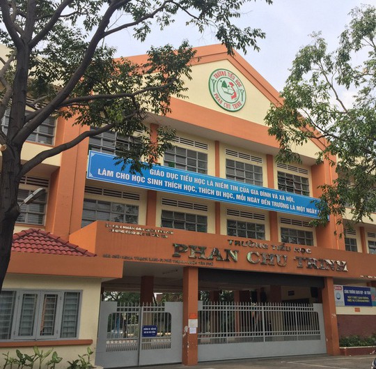 Hiệu trưởng trường có học sinh bị bạo hành ở quận Tân Phú bị tố làm trái quy định thu chi - Ảnh 1.