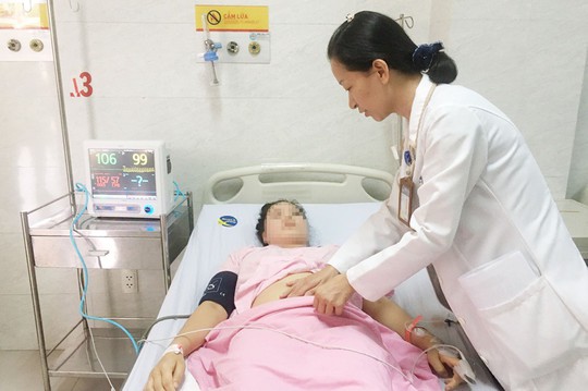 Người phụ nữ trẻ chảy máu ngàn cân treo sợi tóc - Ảnh 1.