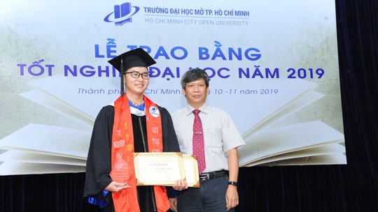 Trường ĐH Mở TP HCM khen thưởng 112 sinh viên tốt nghiệp - Ảnh 1.