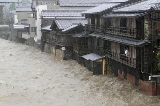 Nhật Bản ngụp lặn trong biển lũ do bão Hagibis - Ảnh 6.