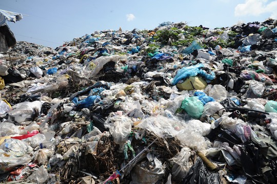 Ứ đọng hơn 270.000 tấn rác, Hội An muốn thu phí môi trường du khách - Ảnh 5.
