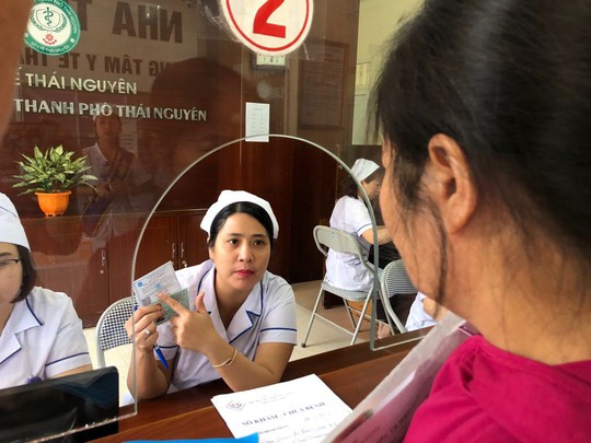 Bộ trưởng Nguyễn Thị Kim Tiến trò chuyện với người dân về chất lượng dịch vụ y tế - Ảnh 6.