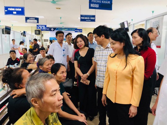 Bộ trưởng Nguyễn Thị Kim Tiến trò chuyện với người dân về chất lượng dịch vụ y tế - Ảnh 3.