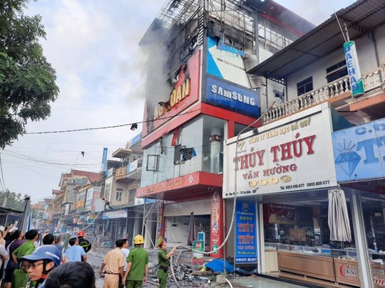 Cháy lớn ở siêu thị điện máy Dũng Loan, gây thiệt hại lớn - Ảnh 3.