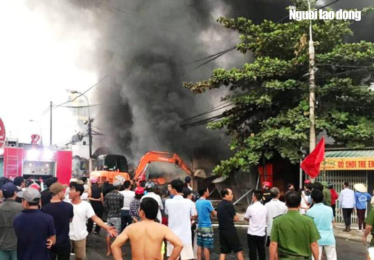 Cháy chợ Còng ở Thanh Hóa, 260 ki-ốt bị thiêu rụi, thiệt hại tiền tỉ - Ảnh 2.