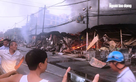 Cháy chợ Còng ở Thanh Hóa, 260 ki-ốt bị thiêu rụi, thiệt hại tiền tỉ - Ảnh 5.