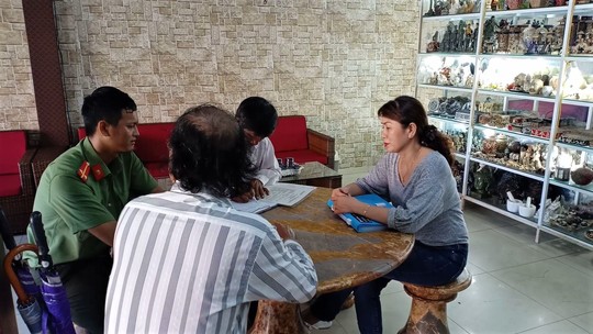 Xử phạt 30 cơ sở ghi bảng quảng cáo toàn chữ nước ngoài tại phố Trung Quốc Đà Nẵng - Ảnh 4.