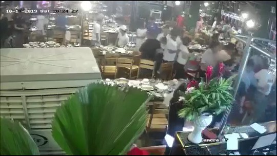Thực khách tháo chạy khi côn đồ mang gậy sắt xông thẳng vào nhà hàng đập phá - Ảnh 2.