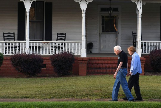 Kết hôn 73 năm, cựu Tổng thống Mỹ Carter vẫn nắm tay vợ xuống phố - Ảnh 1.