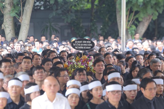 Hàng ngàn người tiễn biệt cố Thứ trưởng Lê Hải An - Ảnh 8.
