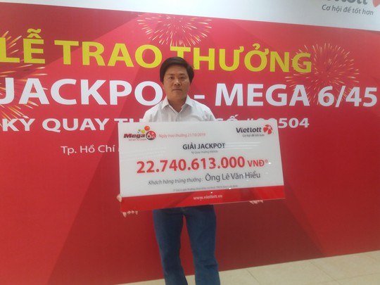 Người hai lần công khai danh tính trúng Jackpot nhận thưởng hơn 22,7 tỉ đồng - Ảnh 1.