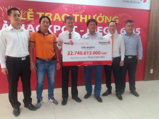 Người hai lần công khai danh tính trúng Jackpot nhận thưởng hơn 22,7 tỉ đồng - Ảnh 2.